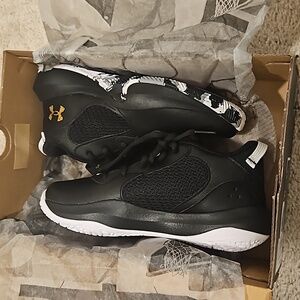 Nwt under armour boys size 3y shoes